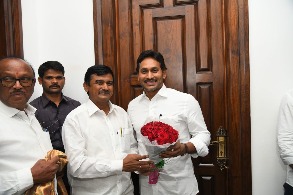badiginchalach4's tweet photo. ఈ రోజు (19-11-2025) కార్యక్రమం YSRCP అధ్యక్షులు మాజీ ముఖ్యమంత్రి శ్రీ వైస్ జగన్ మోహన్ రెడ్డి గారిని తాడేపల్లి క్యాంపు కార్యాలయం లో మర్యాదపూర్వకంగా కలిసిన *బడిగించల చంద్రమౌళి* YSRCP రాష్ట్ర అధికార ప్రతినిధి (చేనేత విభాగం). మరియు మొలకా వెంకటస్వామి. https://t.co/SNe414AgeM