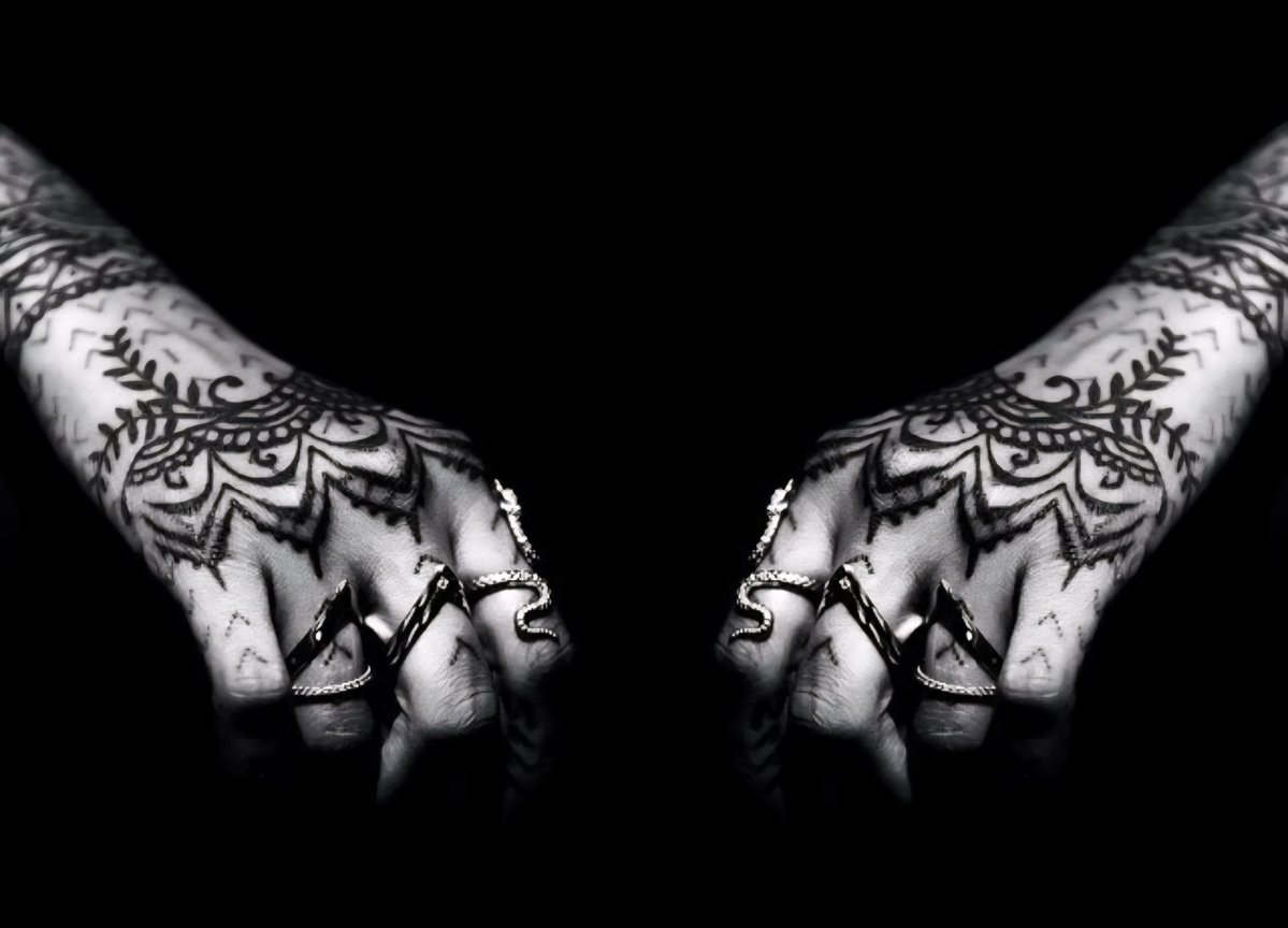 conyfentyy's tweet image. the most iconic hand tattoo.