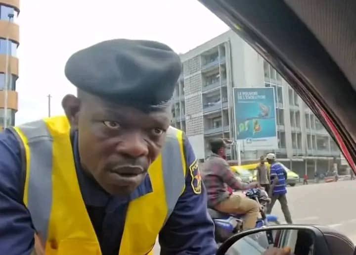 LesDebout4252's tweet photo. Oza na permis ?
Oui, Mokonzi
Oza na contrôle technique ?
Oui, Mokonzi
Oza na carte rose ?
Oui, Mokonzi
Oza na assurance ?
Oui, Mokonzi
Oza na carburant ?
Oui, Mokonzi
Kah kaaaahhh, oza na visa Schengen?
Non, Mokonzi
Allez, tia mupanzi, solola ! https://t.co/vNXtHcodmT