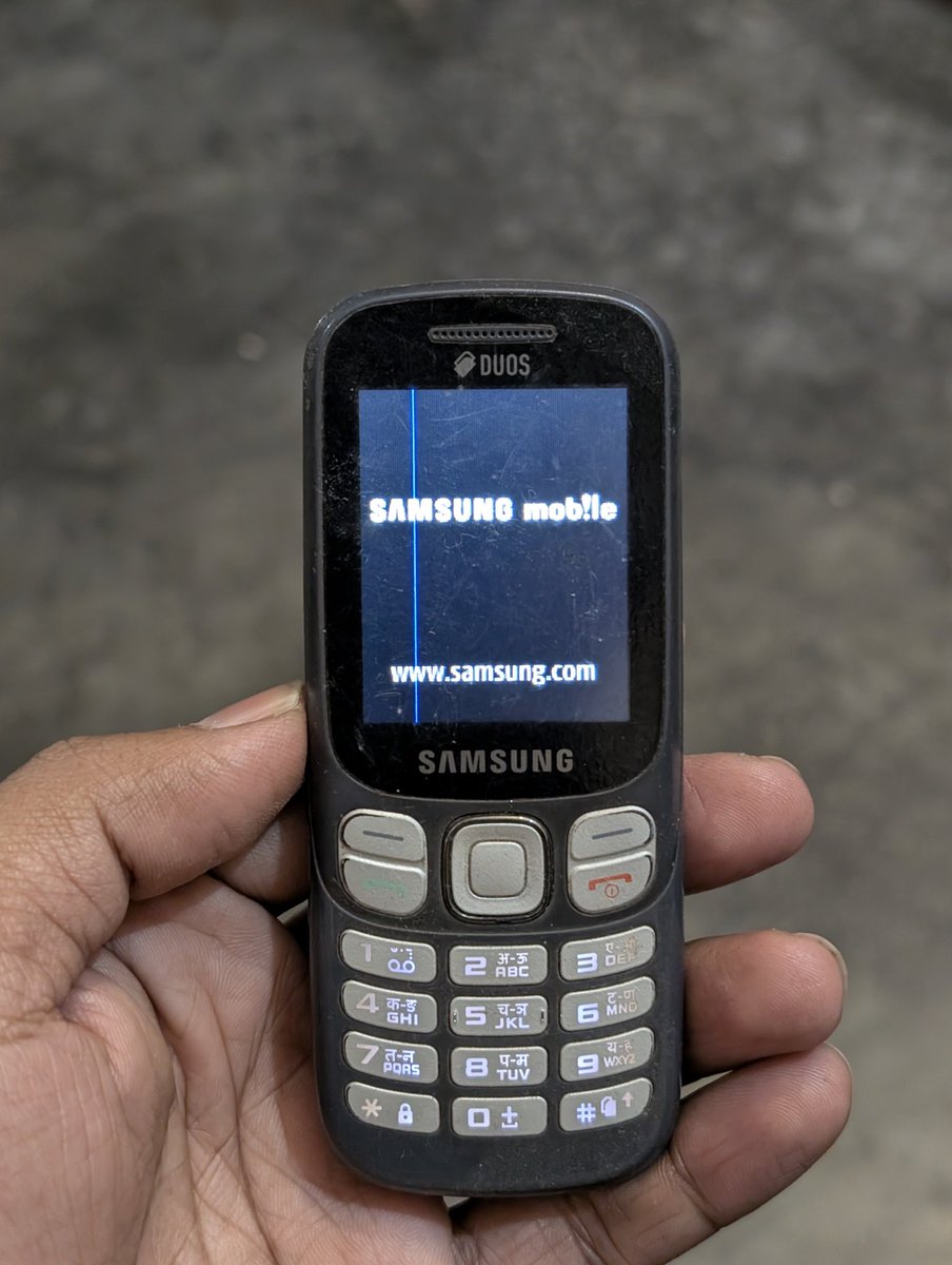 sthakur870's tweet photo. The legendary vertical blue line has now graced my Samsung feature phone. Truly a testament to their commitment to providing a consistent, premium brand experience across all devices. Thanks, I hated it. #Samsung  #Innovation @SamsungIndia @stufflistings 
@GyanTherapy @TechWiser https://t.co/6fhDOnclck