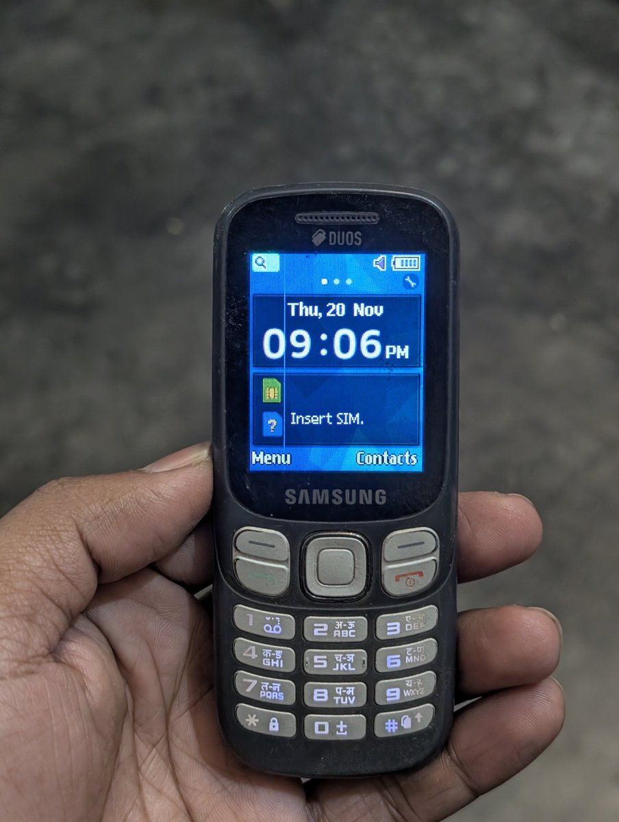 sthakur870's tweet photo. The legendary vertical blue line has now graced my Samsung feature phone. Truly a testament to their commitment to providing a consistent, premium brand experience across all devices. Thanks, I hated it. #Samsung  #Innovation @SamsungIndia @stufflistings 
@GyanTherapy @TechWiser https://t.co/6fhDOnclck