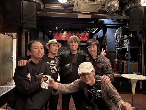 本日ワニレコ発

たくさんの方に来ていただき
最高の三つ巴で
めちゃくちゃにワニれました

今宵もライブをさせてくれた紅布にも感謝

ありがとう！！

New Albumたくさん聴いてくれよな

最後にマジカルと激写
&amp;
ベニーとNJ's