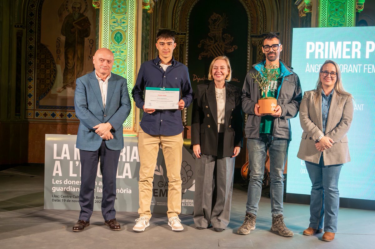 🎖️🟣 La Memòria a l’Escola de la <a href="/dipvalencia/">Diputació de València</a> premia el projecte de Miguel Català sobre la seua iaia en una edició dedicada a les dones.

🗣️🏛️ La diputada de Memòria Democràtica, <a href="/nataliaenguix/">Natalia</a>, subratlla la consolidació d'estos premis.

➕ℹ️ dival.es/va/sala-premsa…