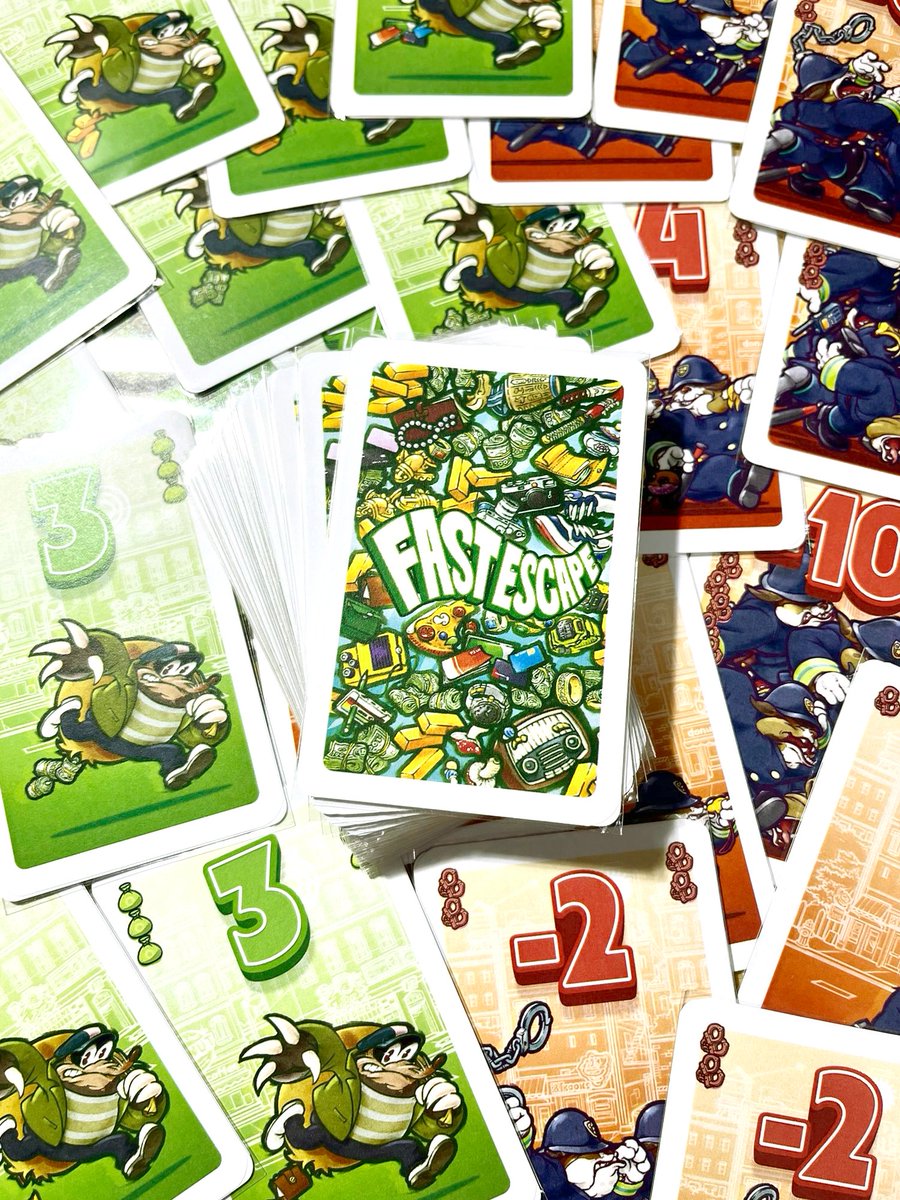 アートを担当しているフリーゼのブラフゲーム『Fast Escape（ファストエスケープ）』カードのモックです。

#ゲムマ2025秋 土曜日 R07
ClockwiseWorksさん <a href="/ClockwiseWks/">ClockwiseWorks@ゲムマ秋土曜日R07</a> に展示予定ですので、覗きに行ってもらえると嬉しいです。新作『ハステ・ヴォルテ？』もありますよ～。