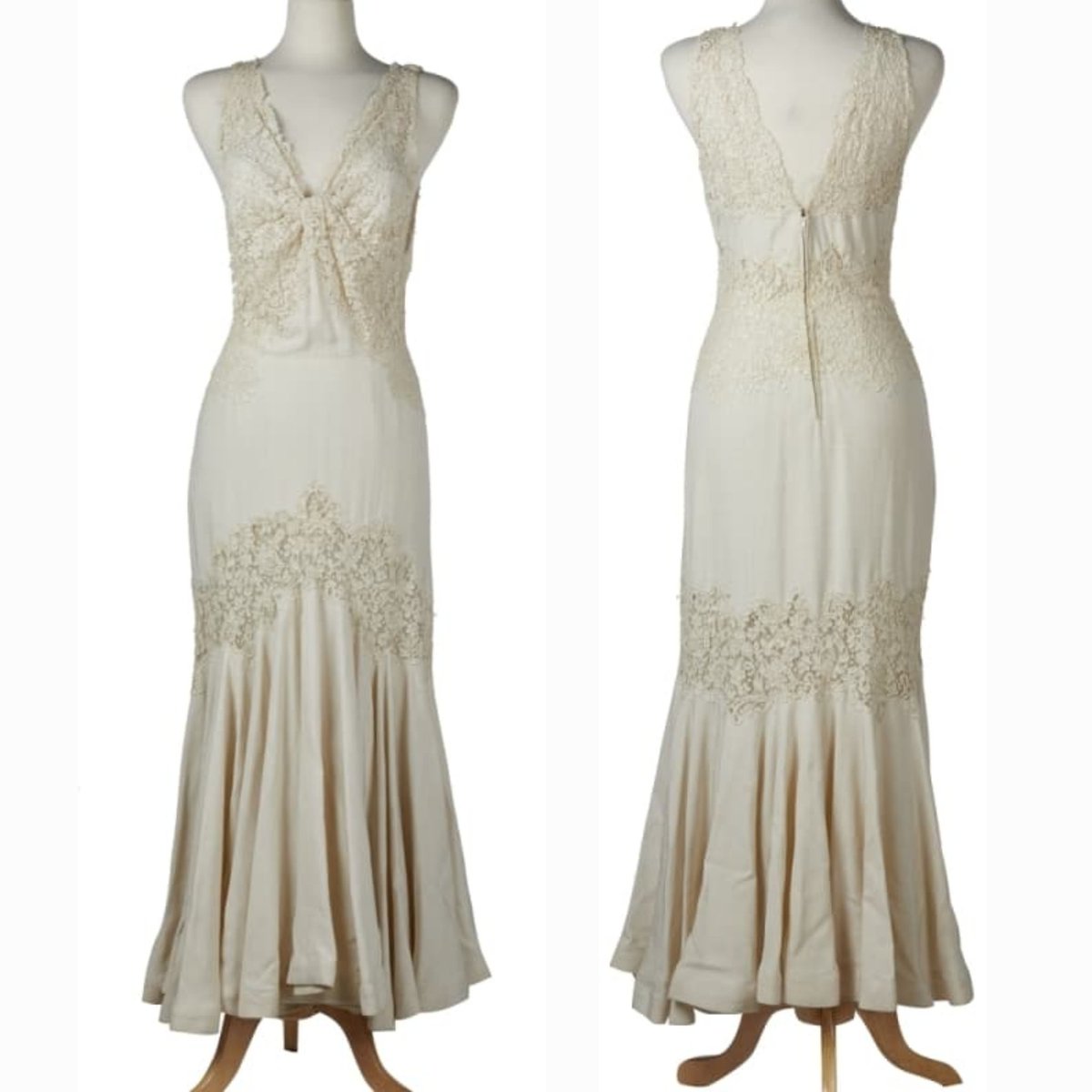 vickyhaddock's tweet image. This week&apos;s #ThirtiesThursday garment is this Jeanne Paquin full-length, bias-cut dress of off-white embroidered lace. The dress features a gathered bust and the skirt is embellished with alternating bands of linen and embroidered lace. Sold by @JuliensAuctions. #fashionhistory