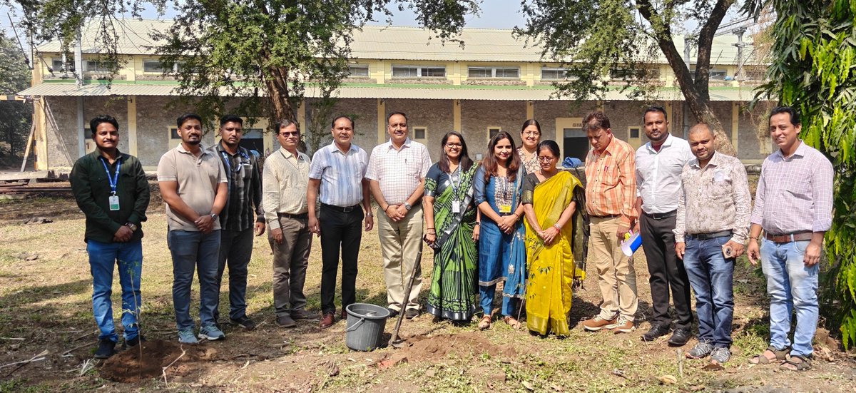 “आज Ministry of Home affairs की ओर से राजभाषा हिंदी के निरीक्षण हेतु आई हुई टीम तथा डीजीएम सर का स्वागत डीएम श्री राजेश उंदीरवाडे सर और शर्मा सर द्वारा किया गया। इसके बाद वृक्षारोपण किया गया तथा राजभाषा हिंदी में किए गए कार्यों का निरीक्षण किया गया।”