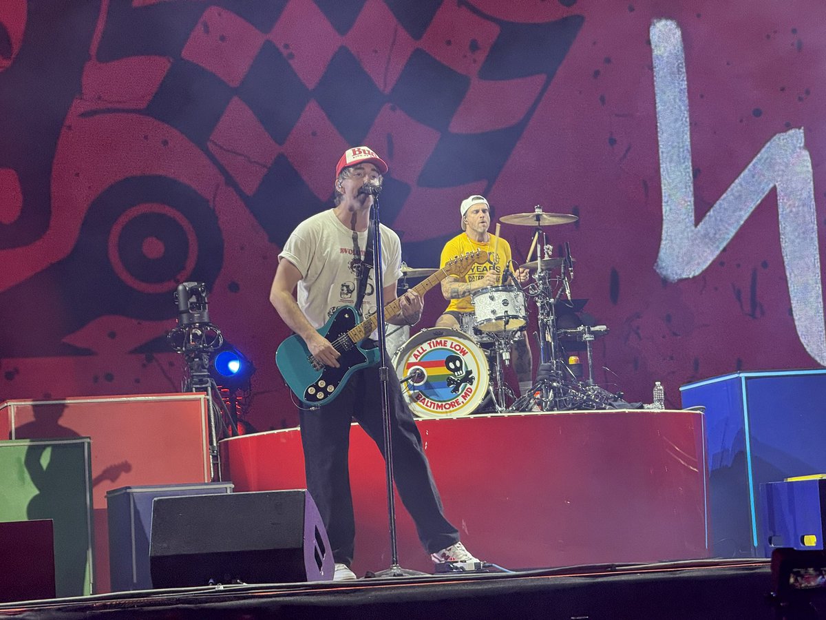 criticalvxins's tweet photo. Warped tour was a dream, I love this band more than anything https://t.co/tQCNKf7qAl