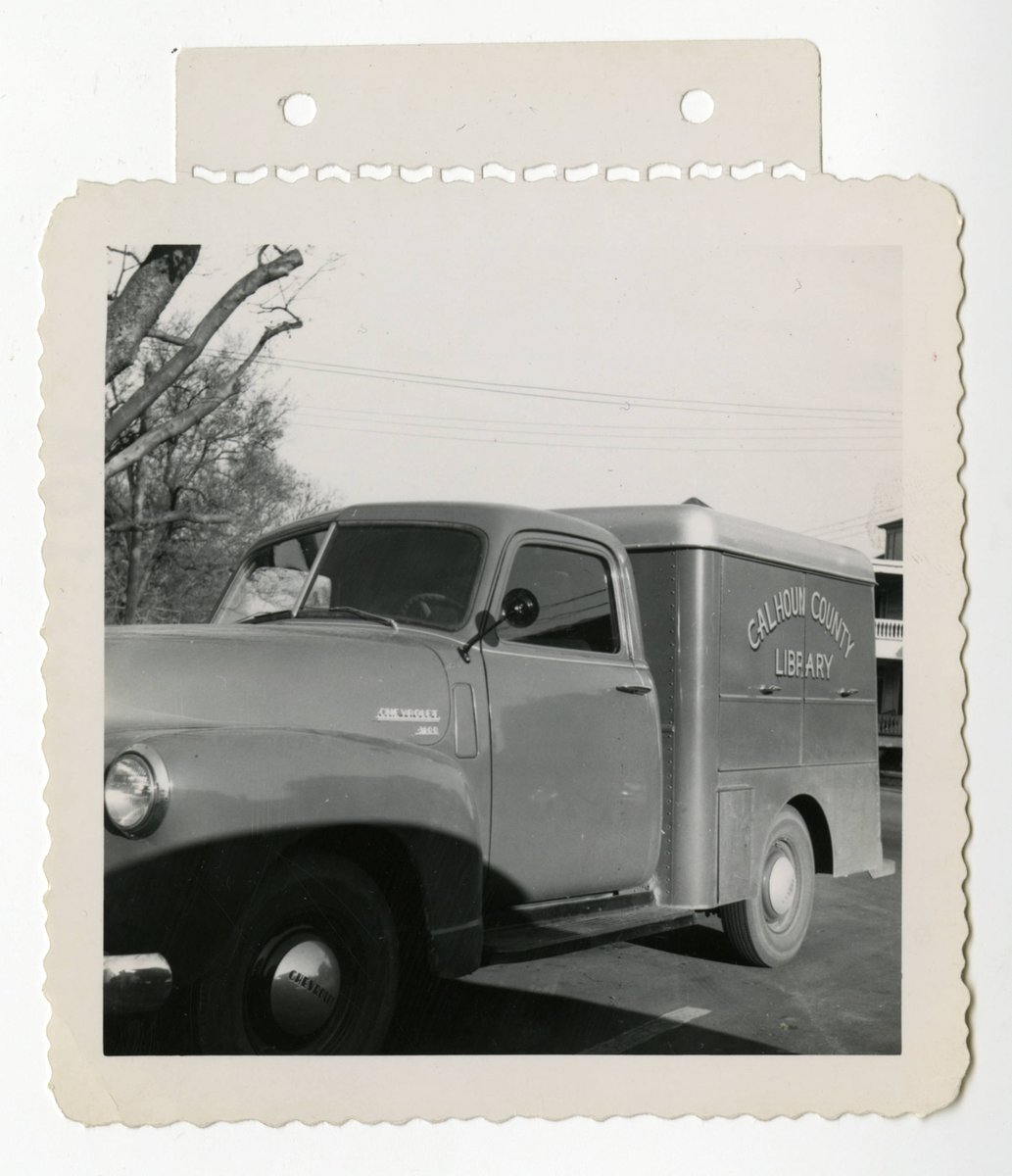 scstatelibrary's tweet image. Happy #ThrowbackThursday! This week&apos;s photo is from 1950 of the Calhoun County Library Bookmobile.