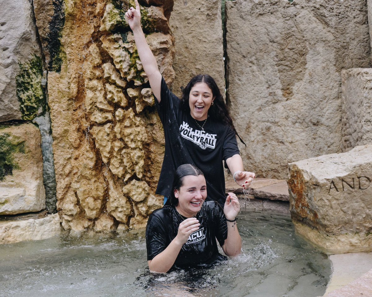 ACU_Volleyball's tweet image. 𝐓𝐡𝐞𝐫𝐞 𝐢𝐬 𝐉𝐎𝐘 𝐢𝐧 𝐭𝐡𝐞 𝐋𝐨𝐫𝐝

We are SO incredibly proud of Rachel and her decision to get baptized this morning by Hannah!! We love you so much!!

#Unshakeable | #GoWildcats