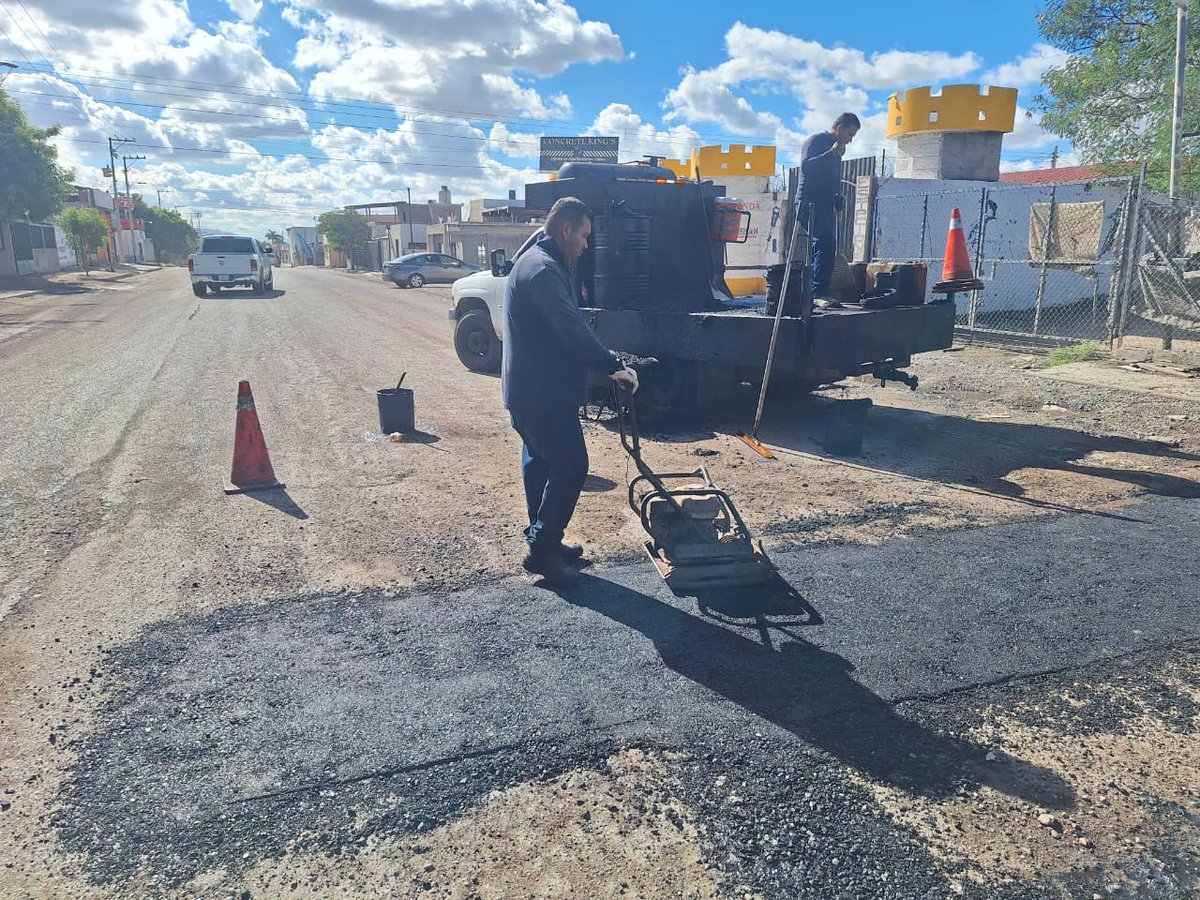 🦺La Brigada Antibaches se encuentra trabajando desde temprano en la reparación de nuestras vialidades por distintos puntos de la ciudad.