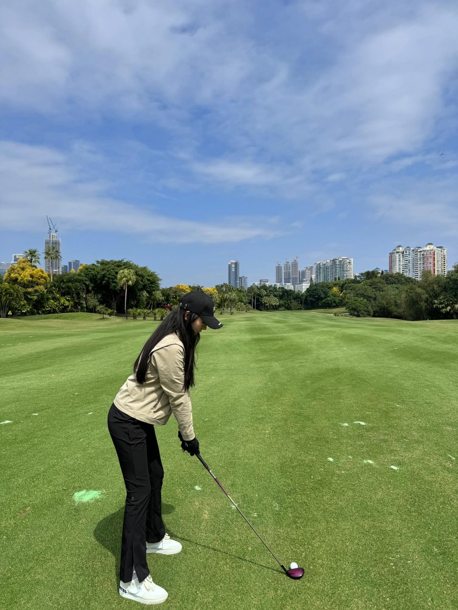 fvydgpxx's tweet image. I even came across a little cat soaking up the sun on the golf course. #GolfCourse #SunnyDay #CuteCat