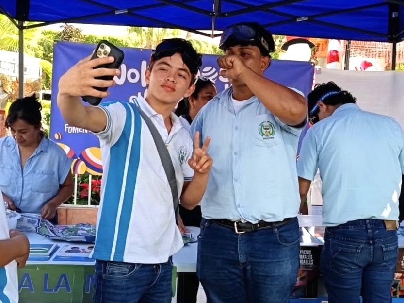 ConjuveGuate's tweet image. En el parque central de #Guastatoya se llevó a cabo la actividad “Volvamos al Parque”, impulsada por @SECCATID. Más de 50 jóvenes del Instituto Técnico Industrial de #ElProgreso recibieron información sobre prevención del consumo de drogas y promoción de vidas saludables. 🚭🏃‍♂️🏃‍♀️
