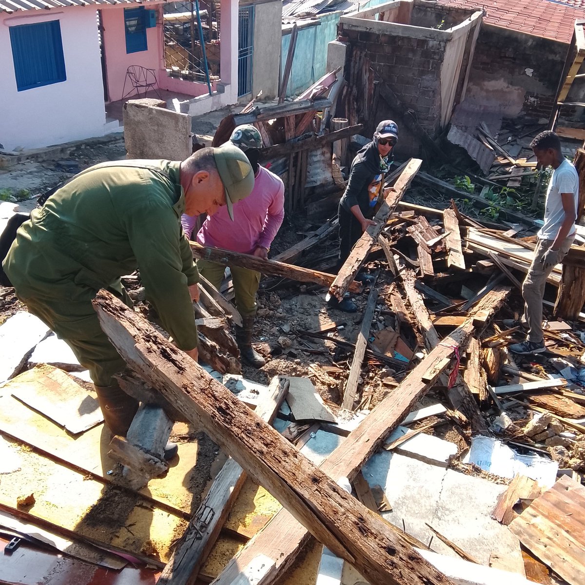 BeatrizJUrrutia's tweet image. Con el apoyo de las brigadas del Contingente Mayor General Vicente García de la Región Militar Las Tunas, avanza la recuperación en las comunidades ubicadas en la bahía de #SantiagoDeCuba.