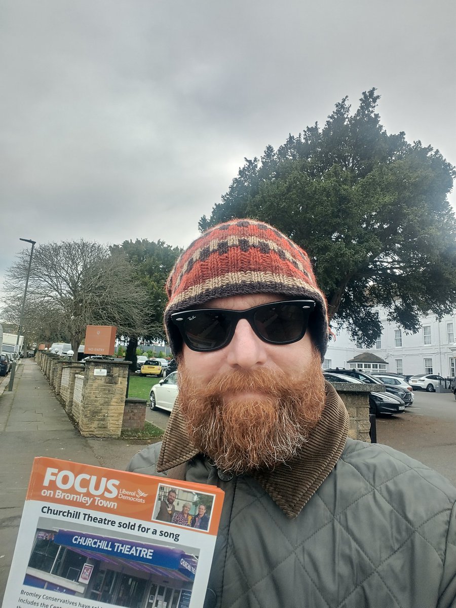 graeme_l_casey's tweet image. It might be a bit nippy but I am bringing warmth by spreading the good word to the people of #BromleyTown. #VoteLibDem