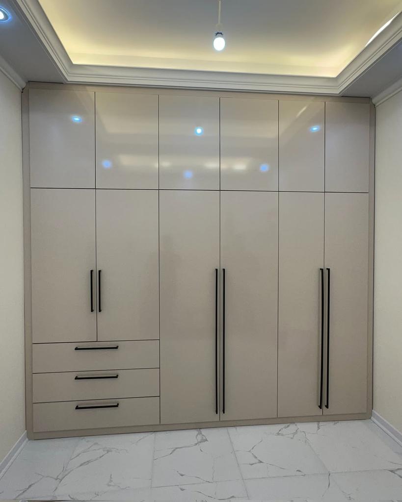 reWork_Interior's tweet image. Sliding doors or hinged doors for wardrobes? 
Space savers.
Lagos space-savers, let&apos;s chat! 🚪 #WardrobePoll