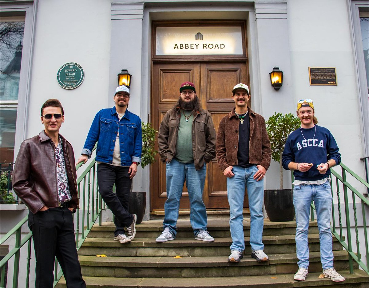 shayneholl's tweet image. The same people bitching about the @RedClayStrays  winning at the CMA&apos;s are the same ones who complained about @ChrisStapleton  winning because they had never heard of him.

Again, stop listening to mainstream Country stations.  They don&apos;t know real music.