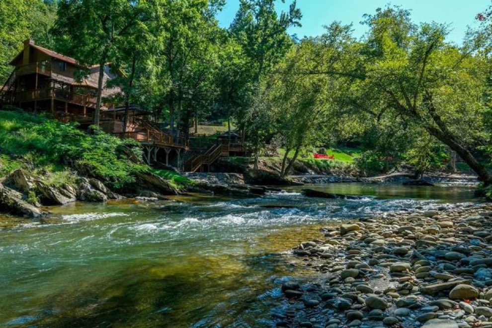 HanyaToderoff's tweet image. 😇 Personal

Once upon a time in the Smokey Mountains of Tennessee, I had a handsome tall man-friend who wore a cowboy hat &amp;amp; cowboy boots. 

He always opened the door to let me in first and he spoke with an accent that melted my heart. “Yes, ma’am” was his favourite response.…