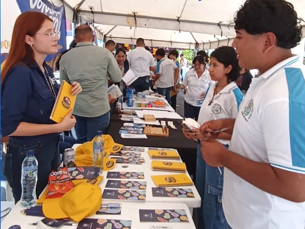ConjuveGuate's tweet image. En el parque central de #Guastatoya se llevó a cabo la actividad “Volvamos al Parque”, impulsada por @SECCATID. Más de 50 jóvenes del Instituto Técnico Industrial de #ElProgreso recibieron información sobre prevención del consumo de drogas y promoción de vidas saludables. 🚭🏃‍♂️🏃‍♀️