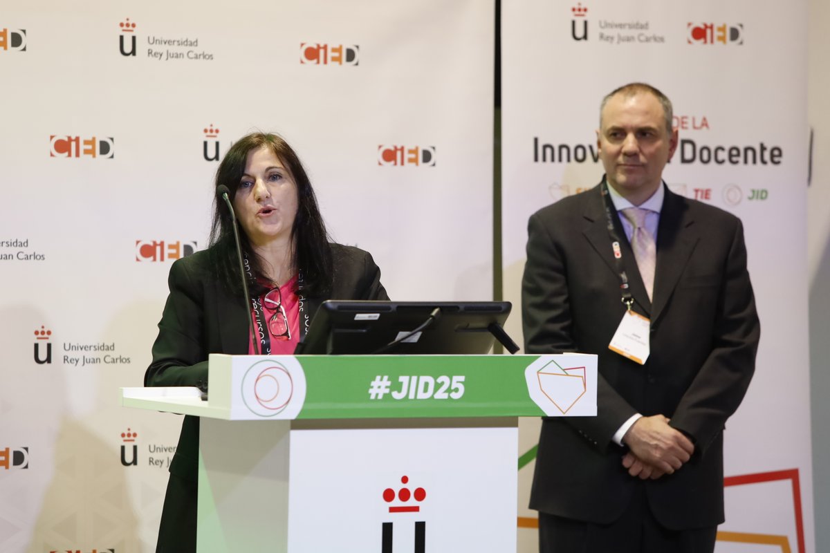URJConline's tweet image. Mónica Martín, Directora Académica de Calidad, ha agradecido a los y las #DocentesExcelentes del programa #DOCENTIA su contribución a la innovación y a la calidad docente de esta universidad; con su trabajo y esfuerzo, fortalecen la identidad de la @urjc.
#JID25 #SID25
