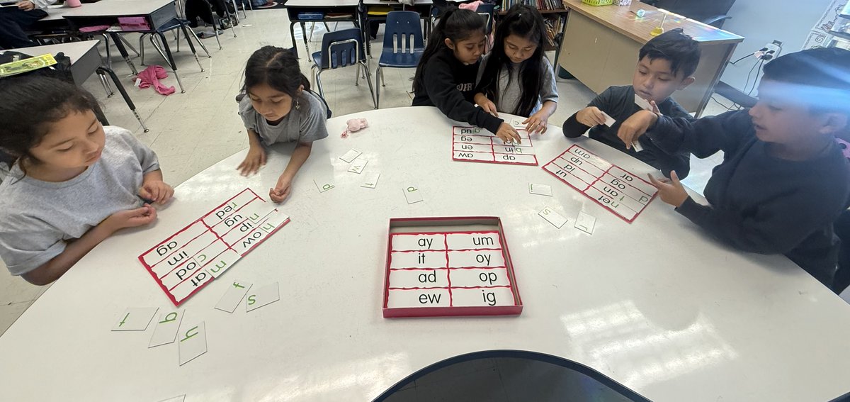 rbcsnj's tweet image. Word builders at work! 🔠 Our 2nd graders creating words and strengthening their reading and spelling skills—one tile at a time!
.
.
.
#RedBank #CharterSchool #TakingTheWorldByStorm #RBCS #ElementarySchool #BlueStorm