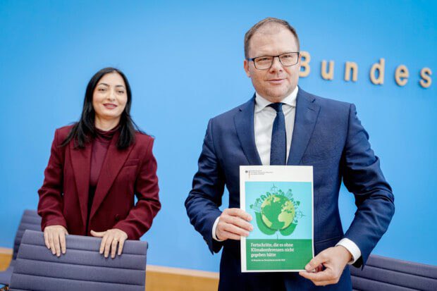 kripp_m's tweet image. Deutschland schickt eine MILLIARDE Euro nach Brasilien – für den Regenwald

Die Bundesregierung hat sich verpflichtet: Deutschland zahlt 1.000.000.000 Euro in den neuen „Tropenwald-Fonds“ für den Amazonas. Jetzt wurden schon die ersten 56 Millionen Euro überwiesen.

Und wir?
Wir…