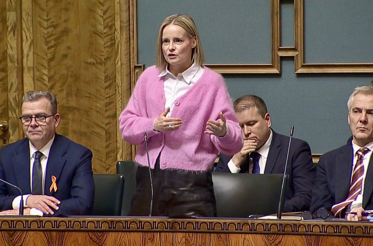 Onko tosiaan totta!

Pysyvä oleskelulupa tiukentuu, mikä on loistavaa. Tavoitteena on kannustaa integroitumiseen. Uusista ehdoista löytyy vaadittavat tulot, korkeakoulututkinto, työhistoriaa ja kielitaitoa. Pian tulossa saliin äänestettäväksi.

Mutta mitä tekee keskusta! Esittää