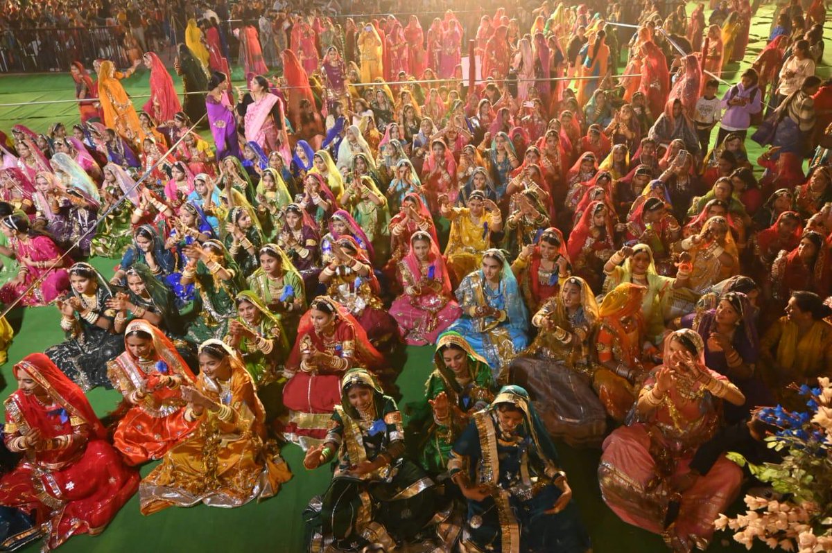 घूमर महोत्सव 2025 के तहत थार की पावन धरा पर जब मातृशक्ति के पाँवों की थिरकन ने ताल पकड़ी, तो बीकानेर का पूरा माहौल लोक-संस्कृति, रंगों और उल्लास से भर उठा।

घूमर की मोहक लय, परंपरागत वेशभूषा की चमक और हर प्रतिभागी की ऊर्जा ने इस महोत्सव को यादगार बना दिया। बीकानेर की सभी माताओं