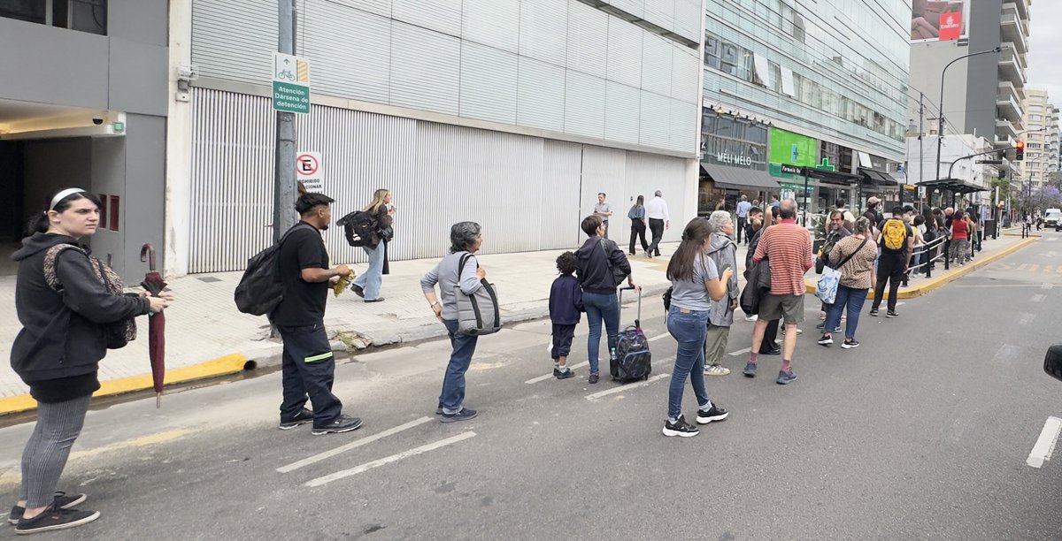 ¿El negocio de los colectivos fue bajar las frecuencias para que viajemos como animales?
34 personas esperando el 130 en horario no pico (11,50)