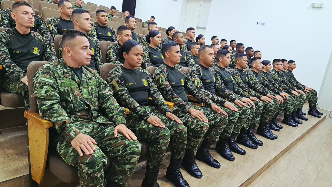La Brigada Especial de Ingenieros continúa fortaleciendo las capacidades operacionales con la clausura del Curso EOC-005 en las instalaciones del CIDES, liderada por el Comando de la BRING.

Esta formación impulsa la preparación técnica de nuestros soldados y mejora la respuesta