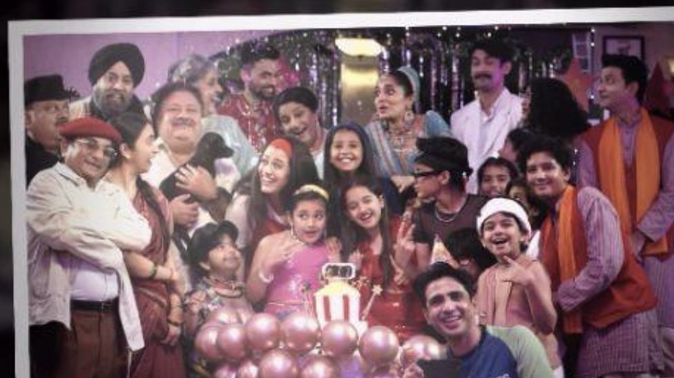 BollywoodH's tweet image. #Trailer of #PankajTripathi’s Debut Production ‘#PerfectFamily – Therapy Ka Safar’ Is Out, Promises Laughter, Chaos &amp;amp; Healing

tinyurl.com/3b59u76k