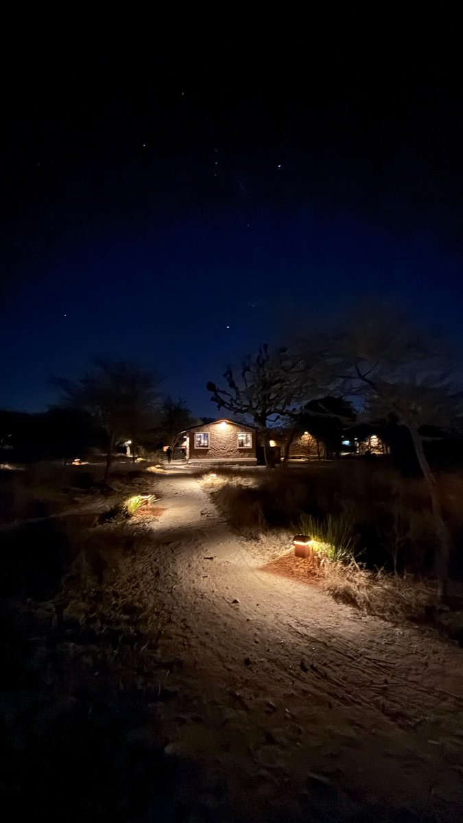 Pratap_btp's tweet image. जब मन शांत होता है,
तब दुनिया का शोर दरकने लगता है,
और भीतर की आवाज पहली बार
अपने असली स्वर में बोलती है।
तभी समझ आता है कि जीवन
कभी हमारे खिलाफ नहीं था।
हम ही अपने भीतर के उत्तरों से
लगातार भागते रहे।

हमने हर मोड़ पर लोगों से सलाह मांगी,
किताबों में अर्थ खोजे,
और समय से लड़ते…