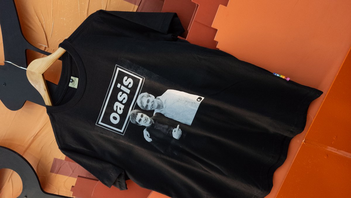 Dia 22 tem OASIS e ainda dá tempo de garantir sua camiseta pra ir no  show.  Don’t look back in regret, só correee👀