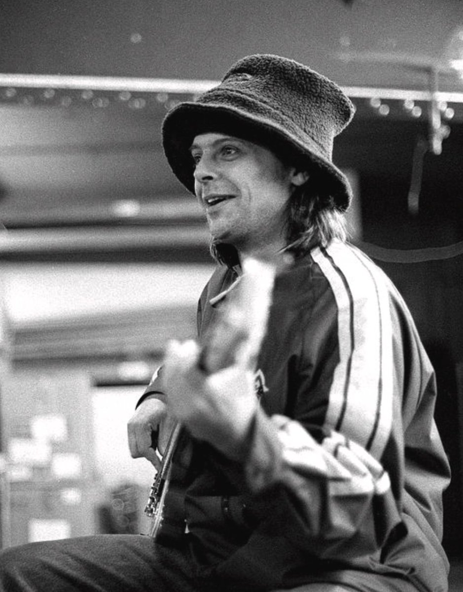 cloudypeeps's tweet image. RIP Mani from The Stone Roses and Primal Scream, your bass will buzz forever. #ripmani 💔