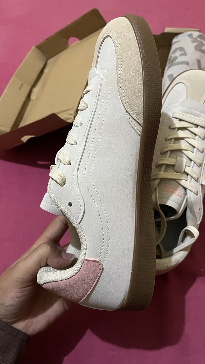 leccyfloat's tweet photo. WTS ‼️ uk 40 
northstar dari brand Bata ‼️jual karna salah size. sayang daripada ga terpakai. nego tipis tipis kak say💋

*include box sepatu https://t.co/8rlwwmPqjN