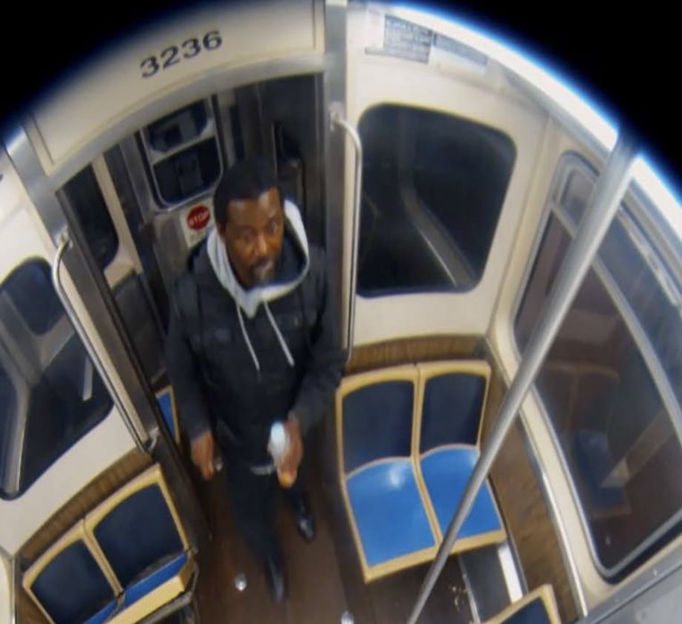 rapid_reveal's tweet image. 🚨 Chicago Blue Line Attack:

Lawrence Reed, 50, charged with federal terrorism after setting a 26-year-old woman on fire near Clark/Lake station

Reed, with 50+ prior arrests including a 2020 Thompson Center arson, was on ankle monitor

#ケンミンショー #เดินสายรักทุกตอน #paofc