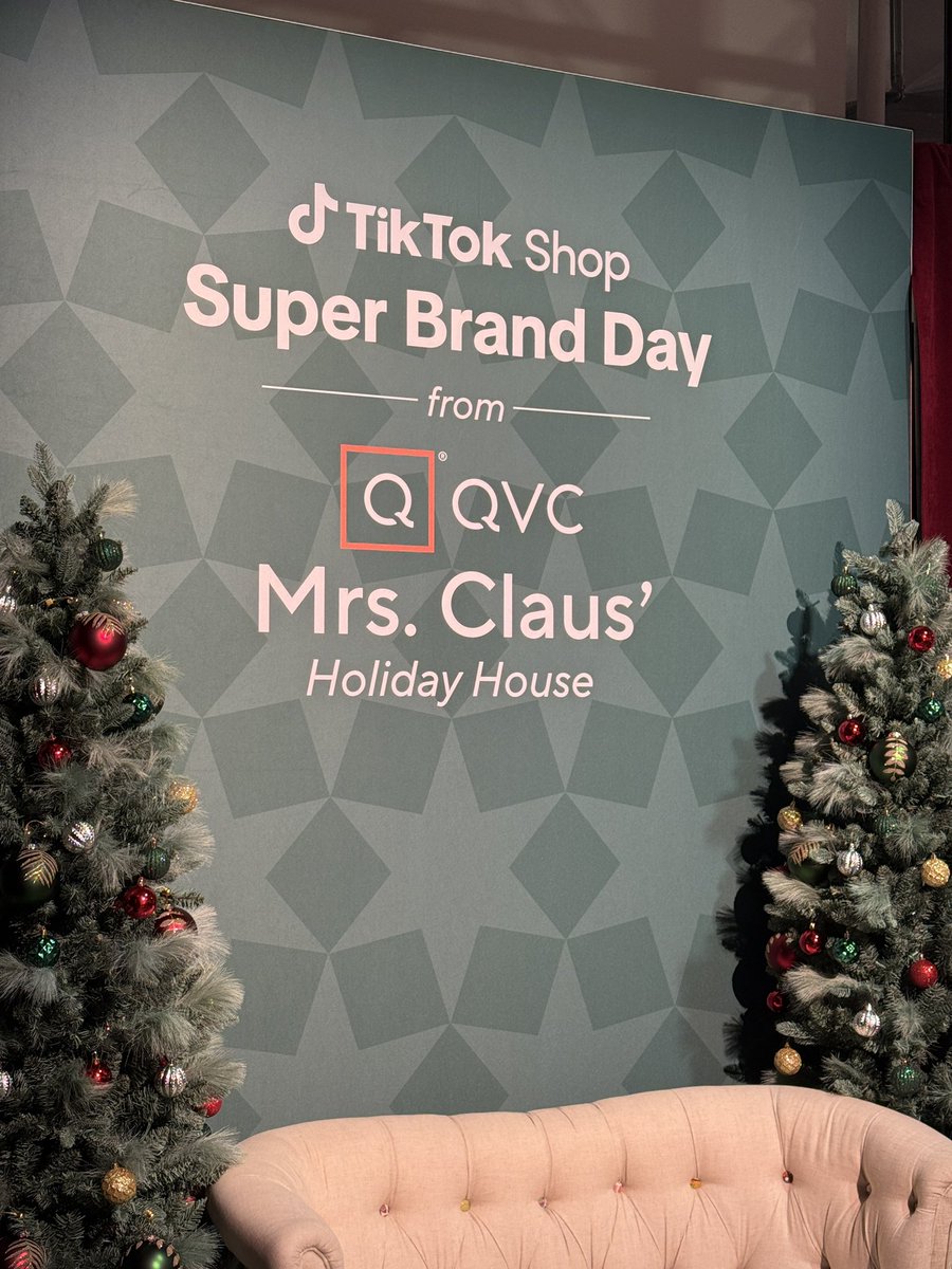 kimberlyburke's tweet image. Tick Tock Shop Super Brand Day from QVC Mrs. Claus’ Holiday House. Kathy Hilton was there yesterday and will be there again today. Free to enter no ticket required. 
29 West 23rd Street NY, NY 10010.  #QVC #Hilton #TickTock