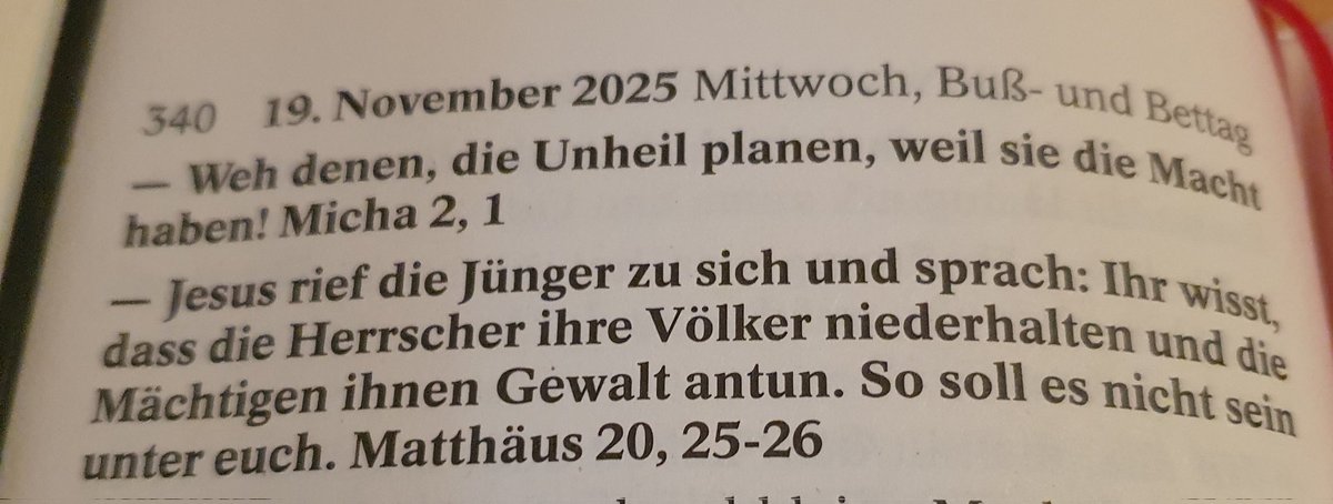 ToadAlteKroete's tweet image. Ich bin ja nicht so wirklich bibelfest. In der Klinikkapelle war heute noch diese Seite im Tagesbuch aufgeschlagen.
Die Bibelstellen sind erstaunlich aktuell.