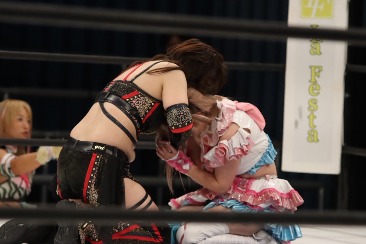 Kentaamu's tweet image. 11.20 #wavepro インイタ大会

#しのせ愛梨紗 選手と #桜花由美 選手

ちあふるさん、結果的に負けてしまったが、桜花さんはどんな評価だったのかな。