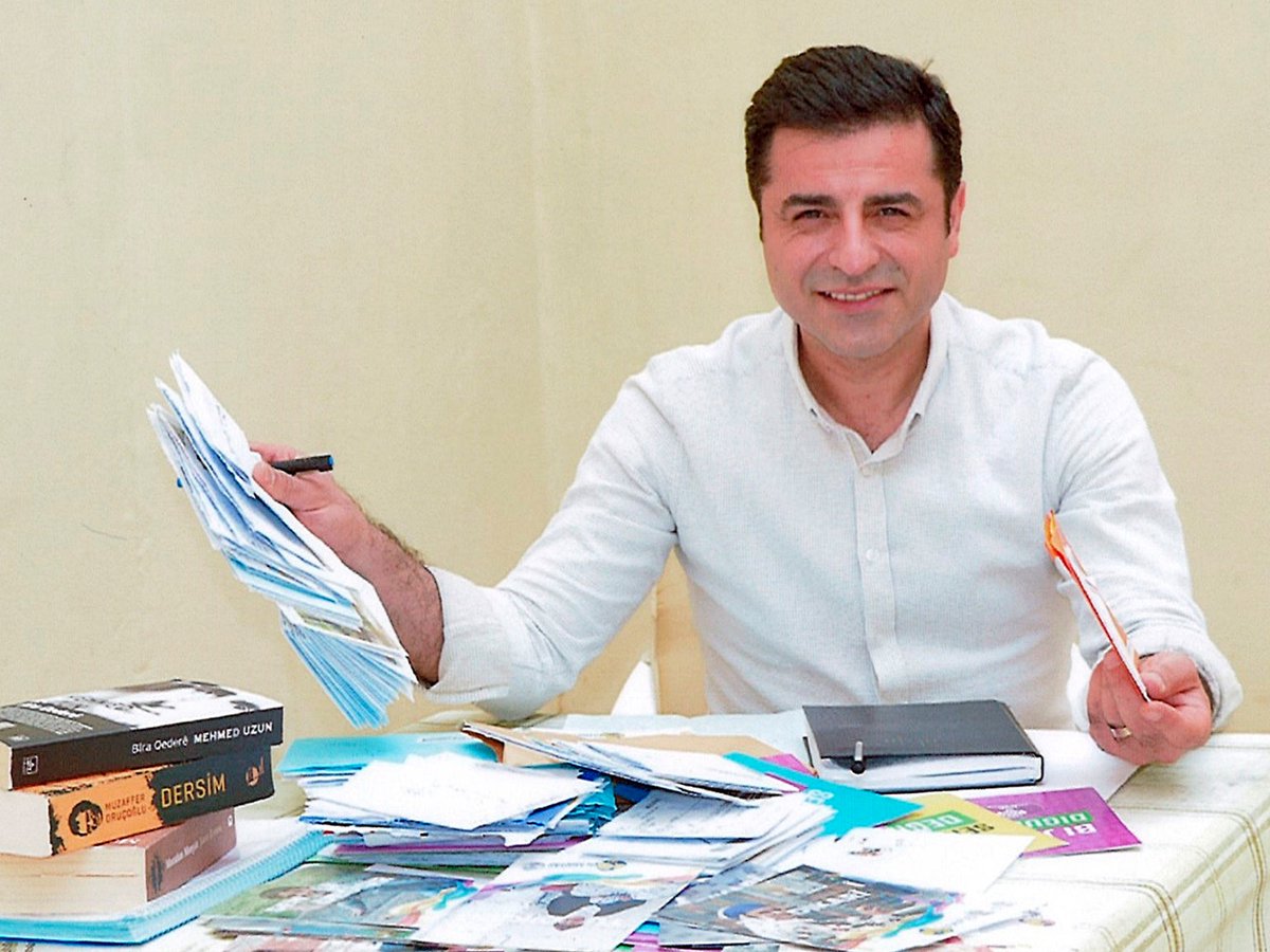 Selahattin Demirtaş yazdı: Benim ismim üzerinden yapılan tartışmalar, yakıştırmalar, dolaylı ve doğrudan şekillerde süreci de etkiliyor. Bu nedenle, birkaç konuya net olarak açıklık kazandırmamın iyi olacağı düşüncesiyle bu yazıyı kaleme alıyorum.

qad.institute/index.php/odak…