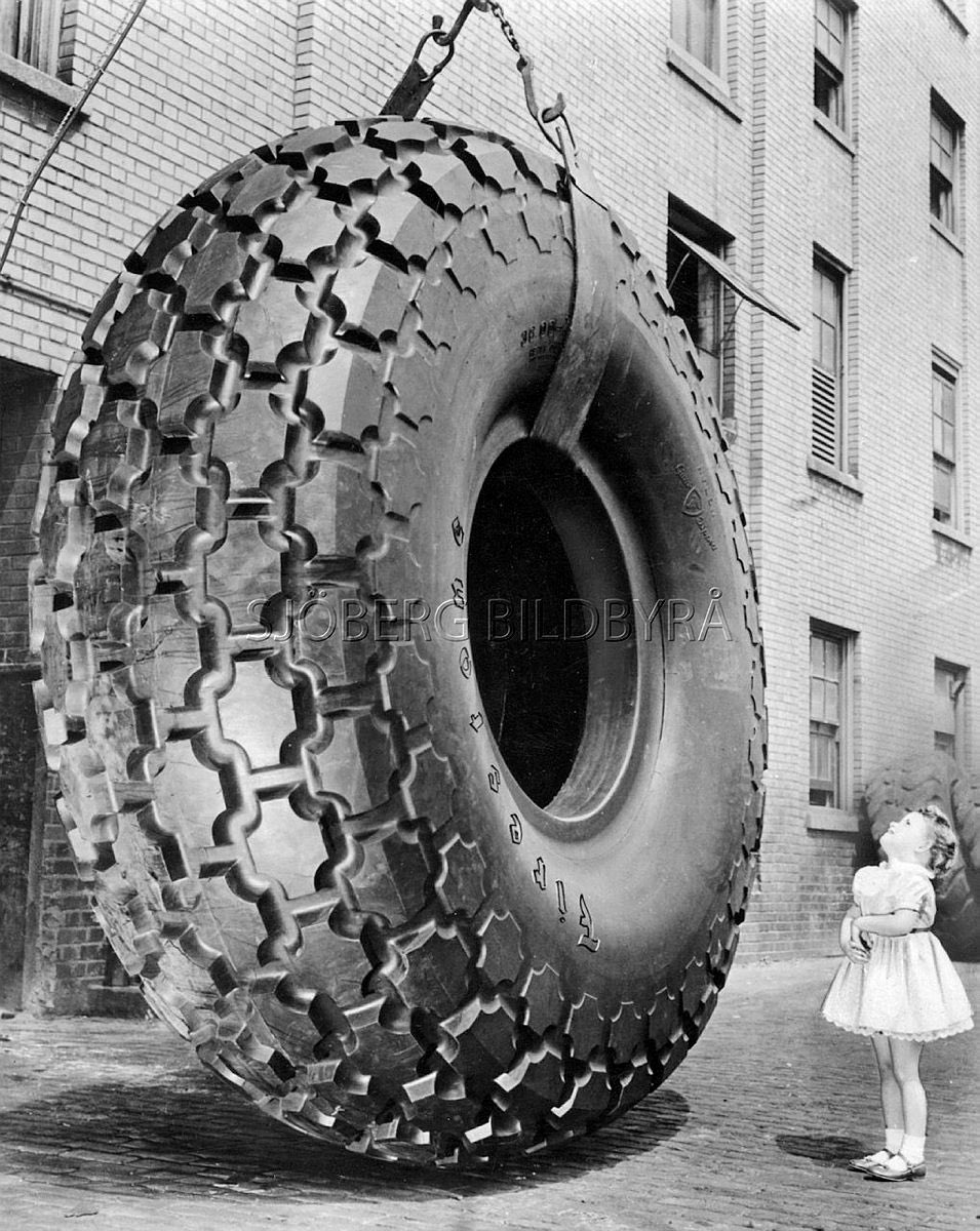 Min stilla undran; varför kontrollerar man inte däcken på alla lastbilar som passerar gränsen in i Sverige. Det behöver väl inte vara polis eller tullens uppgift, så här kan det skapas arbetstillfällen och i förlängningen rädda liv. 

#vinterkaos #utländskalastbilar