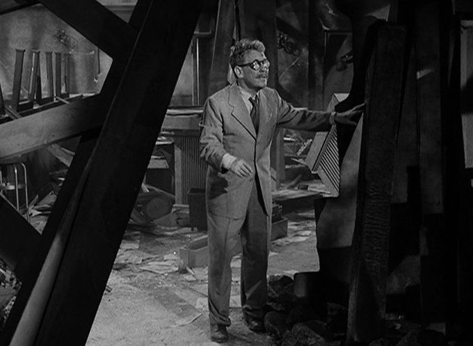 November 20, 1959: Twilight Zone's "Time Enough at Last" debuts. Burgess Meredith, a pair of thick glasses, a nuclear bomb ... and piles upon piles of books. Need I say more?

"It's the one that haunts people," Meredith later said: thenightgallery.wordpress.com/2014/11/20/tim… I'll say!