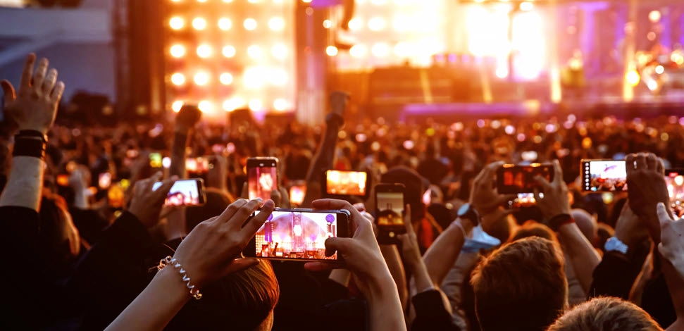 Spirent's tweet image. Most lab tests scale but they don’t reflect the real user experience. End-to-end OTA testing uses actual handsets &amp;amp; live apps to show how apps &amp;amp; calls behave when #networks misfire. It lets operators finally see what subscribers see okt.to/HeC20m #5G #CustomerExperience