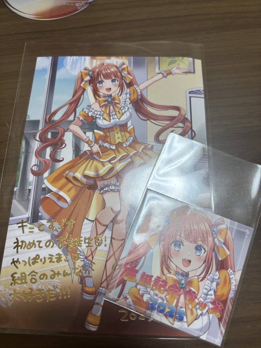 chanmarorunoe's tweet image. からくり様（@Color_Creators ）から担当させていただいた笑門にこり様（@nicori_karakuri ）の誕生日グッズをいただきました😊
かわちー！ありがとうございます❣️
（生活感が漏れ出しすぎてる背景で申し訳ない気持ち）
この度は素敵なご縁ありがとうございましたー🌸