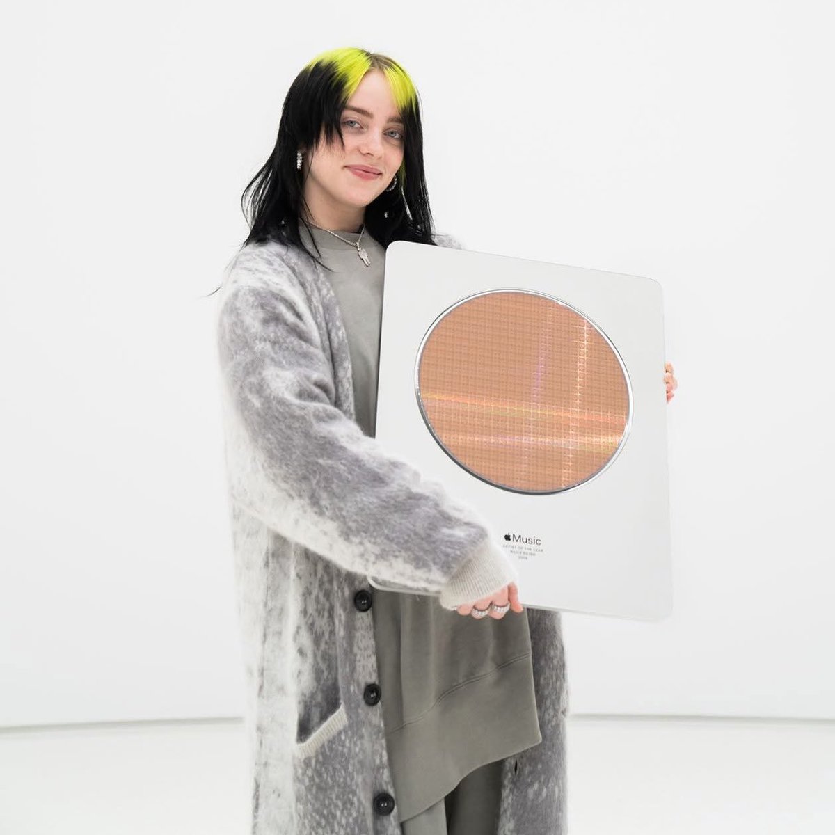 eilishdata's tweet image. Billie Eilish remains the only artist to win Apple Music&apos;s &quot;Artist Of The Year&quot; TWICE. ❤️‍🔥
