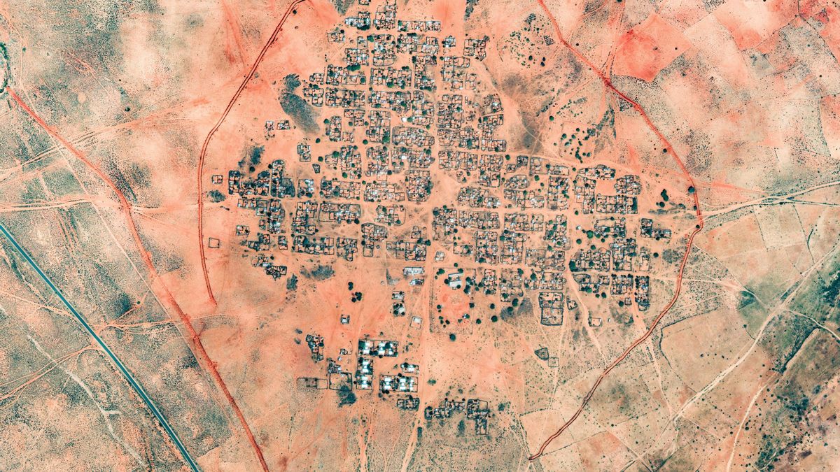 carnecrudaradio's tweet image. Sudán se desangra lejos de las portadas. 500 personas asesinadas en un hospital materno, más de 11 millones de personas desplazadas, masacres a cielo abierto, hambruna y violaciones como parte de una estrategia de guerra. 

PODCAST &amp;gt; El mundo hace la guerra en Sudán, con…