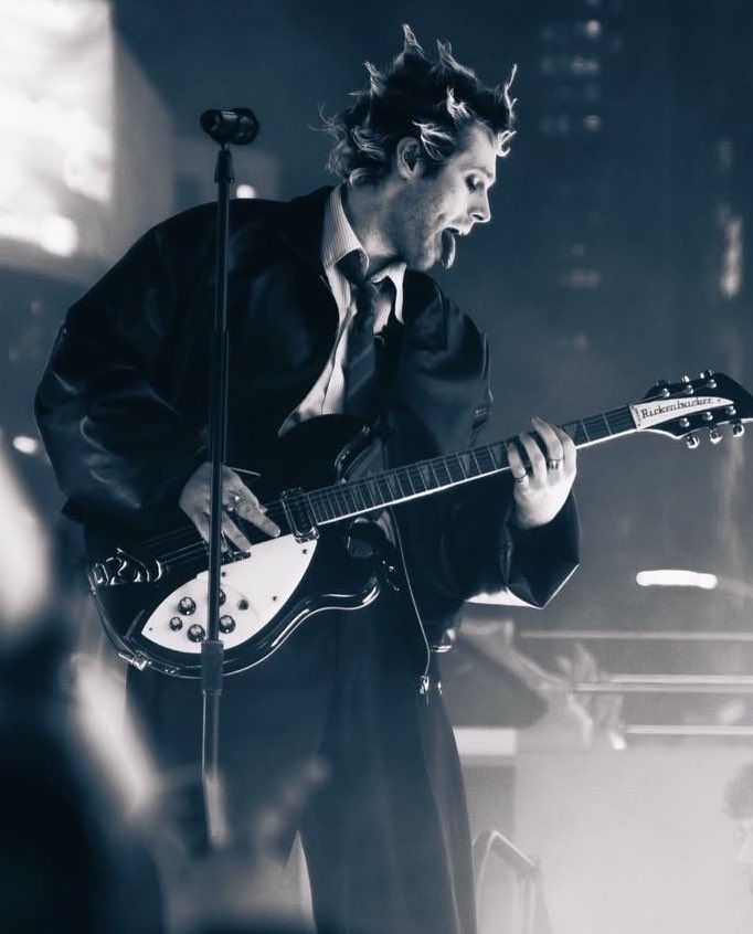 palvieberx's tweet image. WHATS HIS PROBLEM