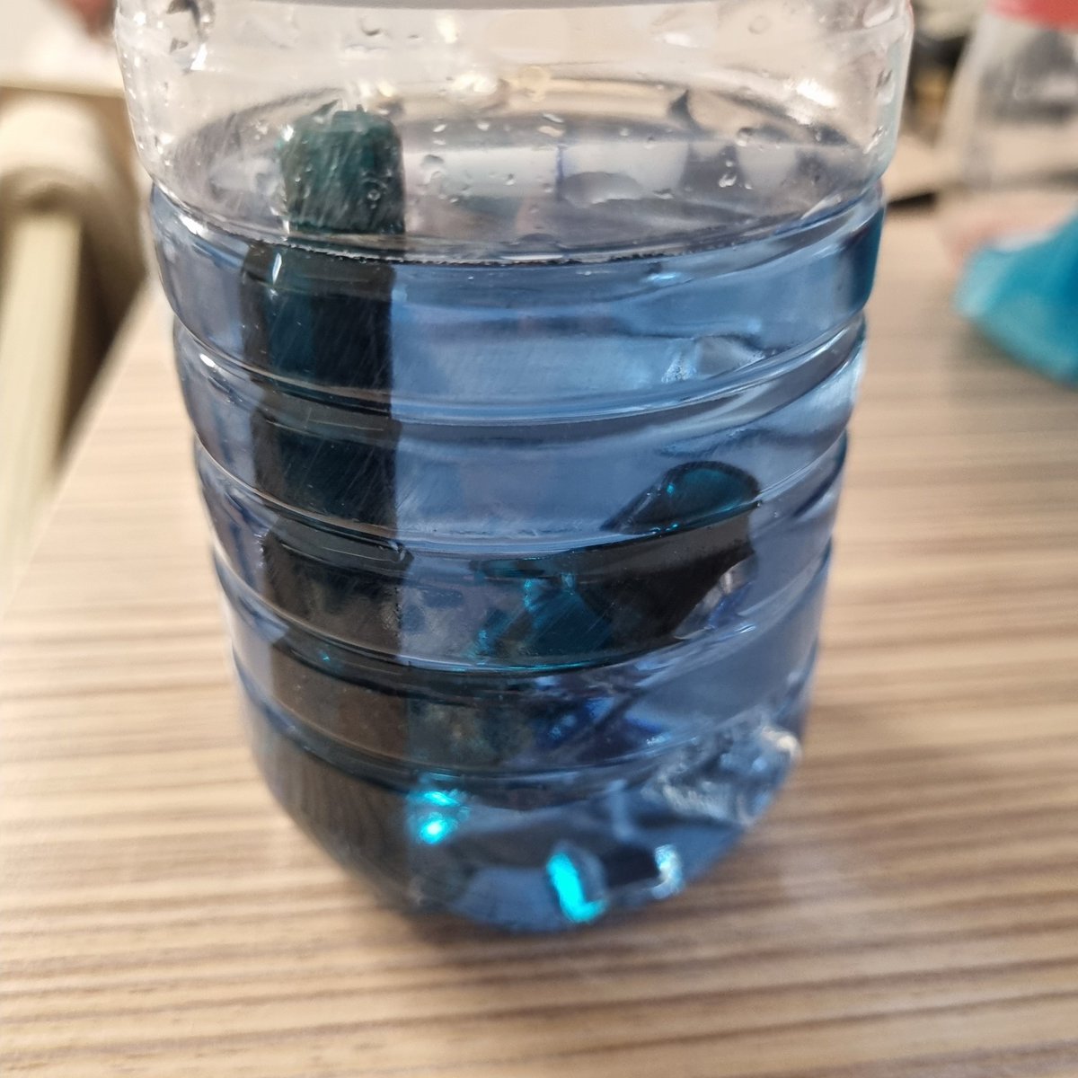 Dolma kaleme yeni mürekkep doldurmanın en güzel aşamalarından biri eski mürekkebi duruladığın suyu içmek. Çok ferahlatıcı bi tadı var tavsiye ederim