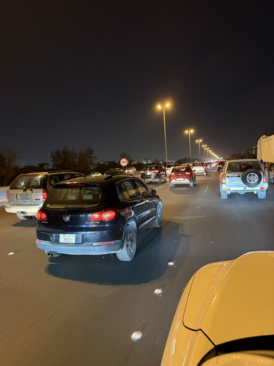 مايحدث في الكويت من زحمه في الفترة الاخيرة لامر غريب ، هل هو زيادة مفاجأة في عدد السكان أم هي كثافة سكانية متراكمه في مكان محدود من مساحة الكويت ، رغم ان الكويت تمتاز بالطرق الجيدة . 
لكن من الواضح ان هناك خلل وربما يكون بسبب عدم توزيع الرقعه السكانية والصناعية والتجارية بشكل