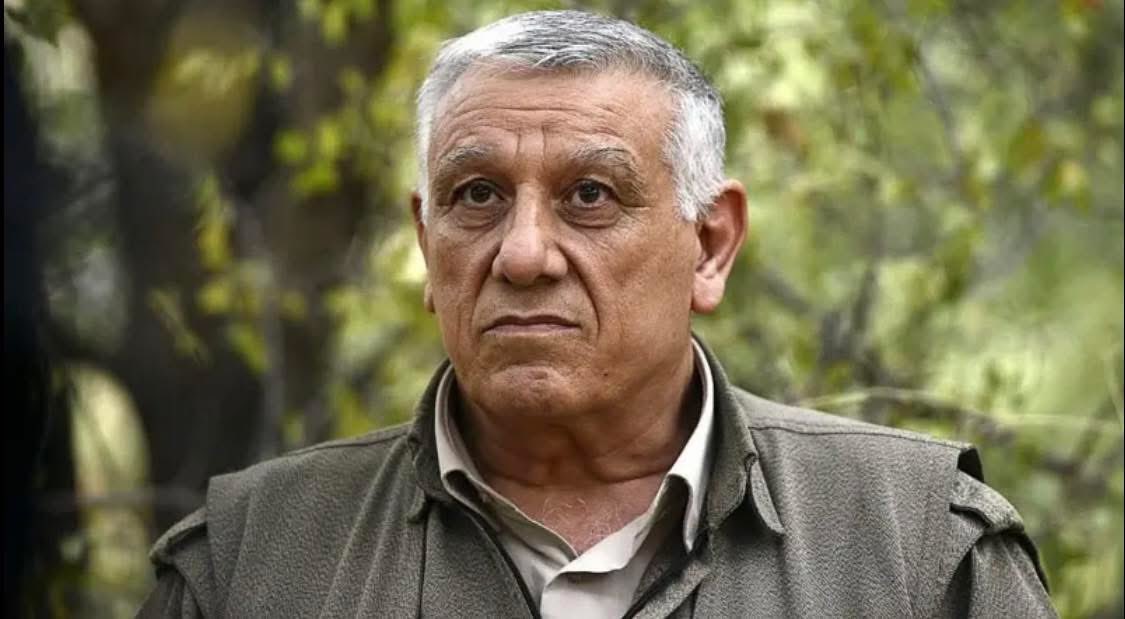 rana_y_khoury's tweet image. يُعَدّ #جميل_بايك من أبرز العقول الاستراتيجية في الحركة الكردية، ليس فقط بحكم دوره القيادي، بل بفضل قدرته على استيعاب تحوّلات المنطقة وتحديد موقع الكرد ضمن مساراتها المتغيرة. 
فهو يشكّل حلقة الوصل بين التجربة الثورية الكلاسيكية وبراديغم التحرّر الديمقراطي الذي صاغه أوجلان…