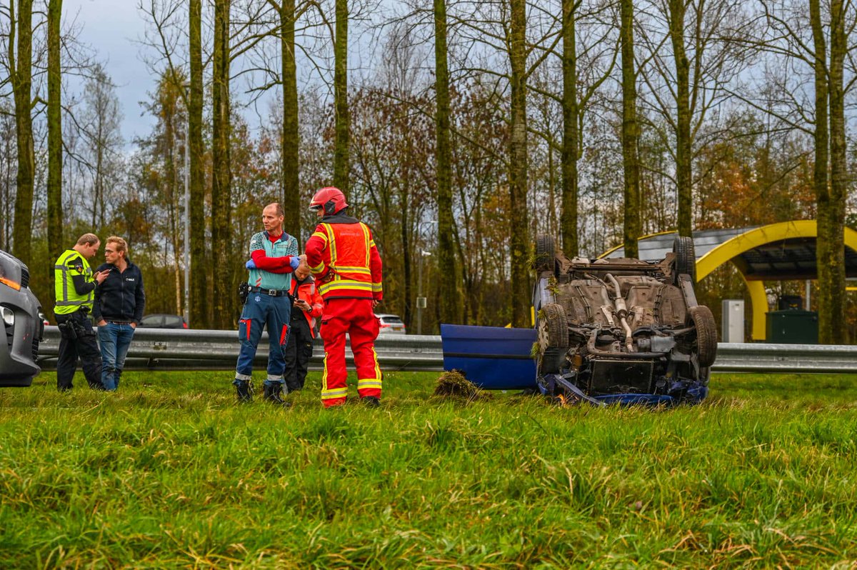 Automobilist botst tegen vangrail en slaat over de kop op A7 bij Nuis